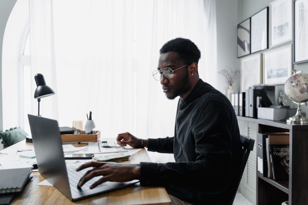 Virtual Assistant Vs. Executive Assistant